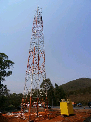 30m 3 ขา 4 ขา 5G อินเทอร์เน็ต WIFI เทเลคอม Steel Lattice Tower รองรับตัวเอง